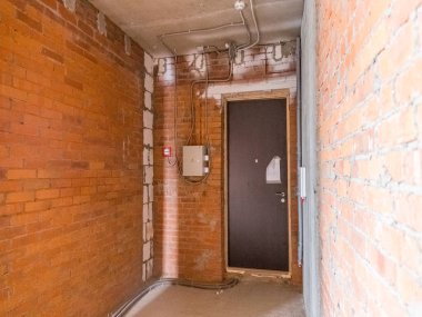 Onarım için dairede beton ve tuğla duvarlar