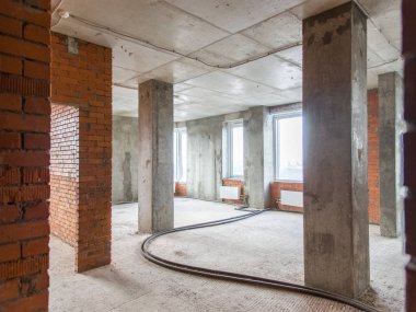 Onarım için dairede beton ve tuğla duvarlar