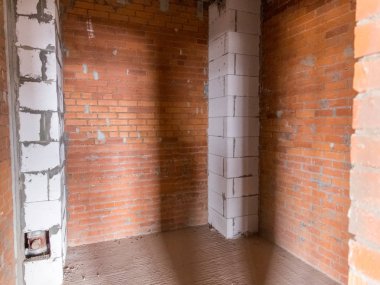 Onarım için dairede beton ve tuğla duvarlar