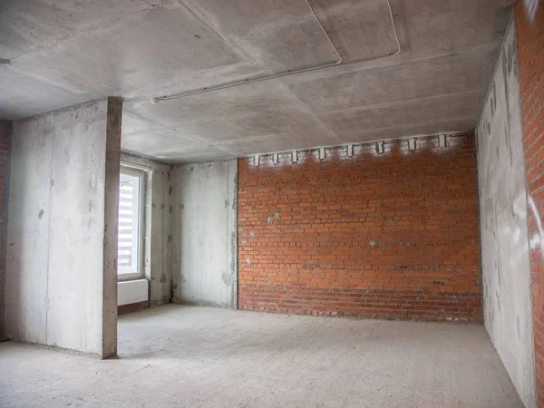 Ściany betonowe i ceglane w mieszkaniu do naprawy — Zdjęcie stockowe