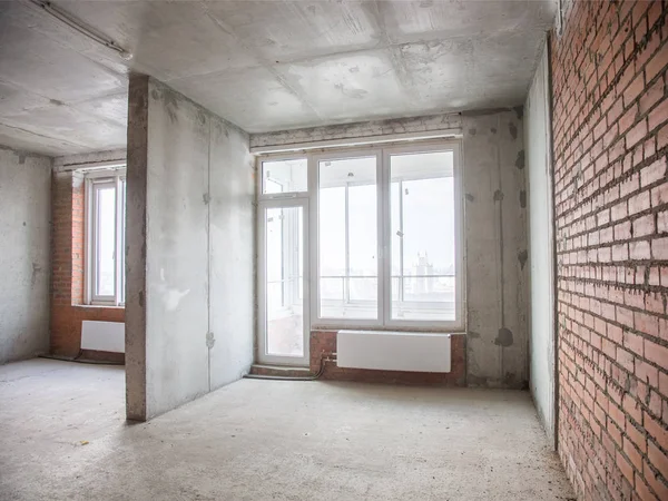 Onarım için dairede beton ve tuğla duvarlar