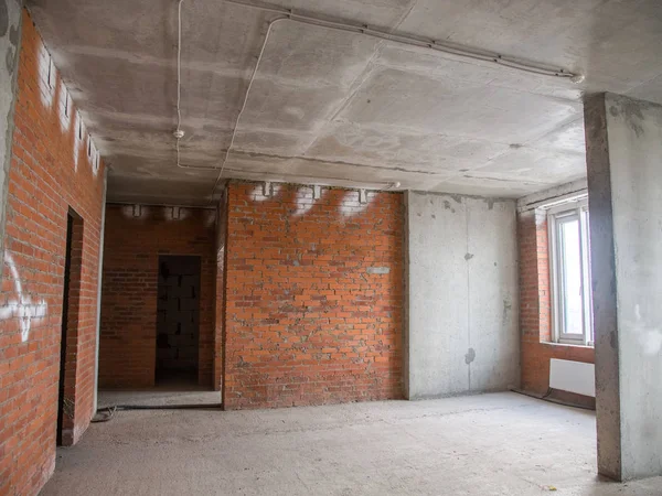 Ściany betonowe i ceglane w mieszkaniu do naprawy — Zdjęcie stockowe