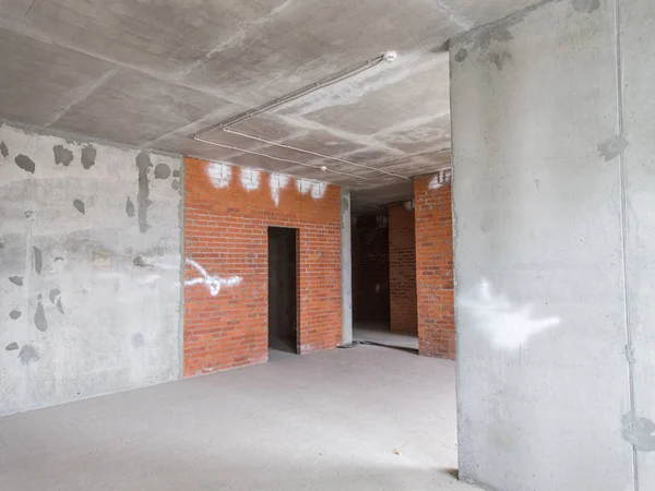 Onarım için dairede beton ve tuğla duvarlar