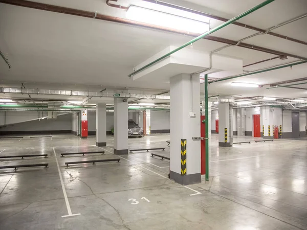 Bir konut binasında arabalar için yeraltı otopark