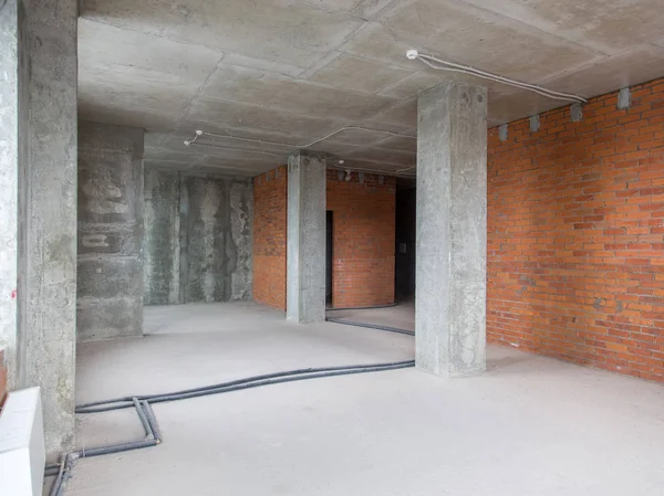 Onarım için dairede beton ve tuğla duvarlar
