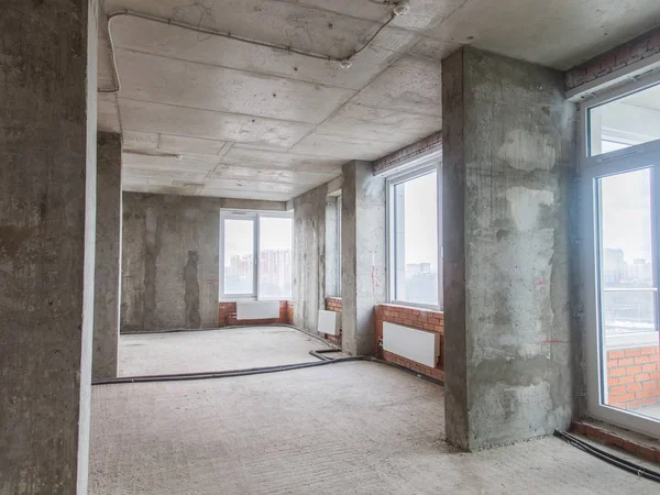 Onarım için dairede beton ve tuğla duvarlar