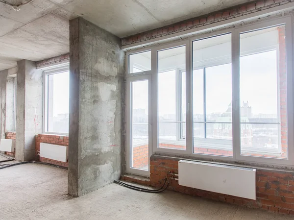 Onarım için dairede beton ve tuğla duvarlar