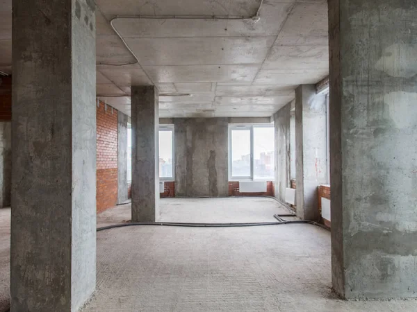 Onarım için dairede beton ve tuğla duvarlar