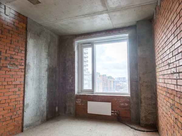 Onarım için dairede beton ve tuğla duvarlar