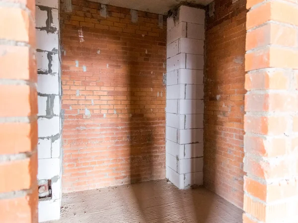 Onarım için dairede beton ve tuğla duvarlar