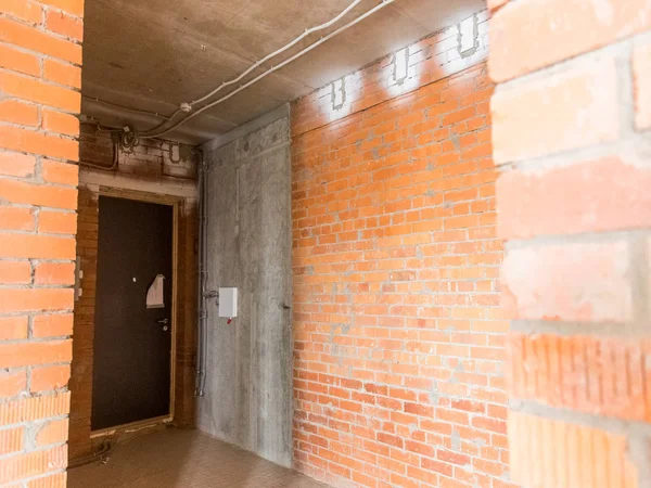 Onarım için dairede beton ve tuğla duvarlar