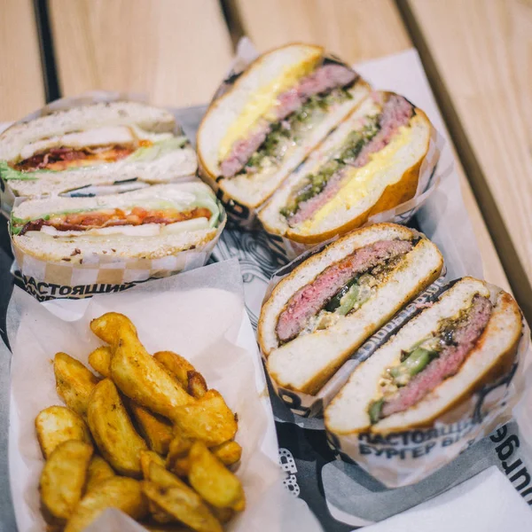 Yakın çekim kesilmiş et burger ve bir kafede bir tepside patates kızartması