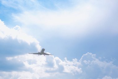 Mavi gökyüzüne uçan bir yolcu uçağının yakın çekim