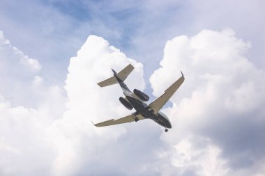 Mavi gökyüzüne uçan bir yolcu uçağının yakın çekim