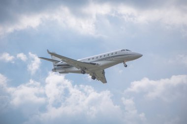 Arka planda uçan bir yolcu uçağının yakın çekim o