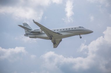 Arka planda uçan bir yolcu uçağının yakın çekim o