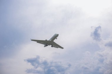 Arka planda uçan bir yolcu uçağının yakın çekim o