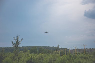 Havaalanına inen bir yolcu uçağının yakın çekim 