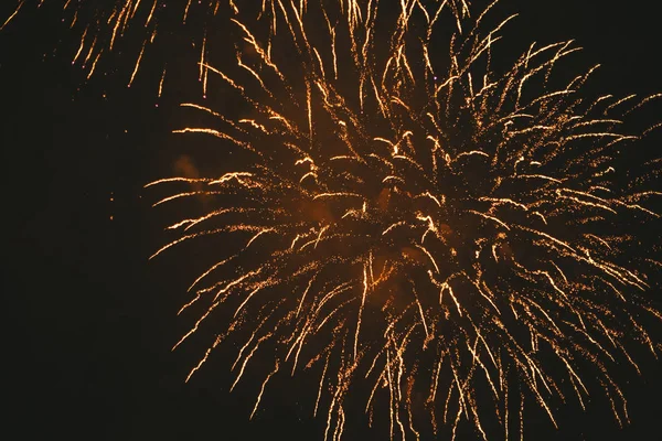 Acercamiento fuegos artificiales festivos dorados sobre un fondo negro. Abstracto —  Fotos de Stock