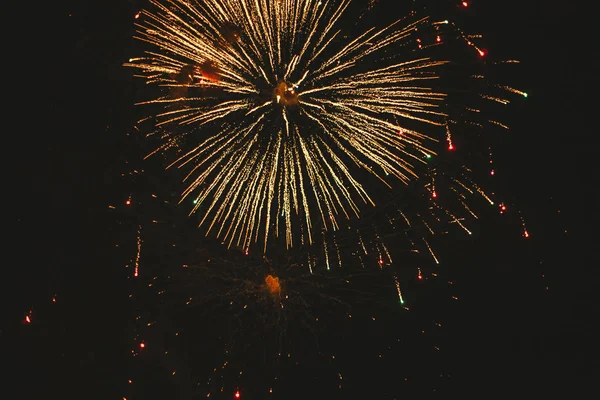 Fogos de artifício festivos de ouro close-up em um fundo preto. Abstrato — Fotografia de Stock