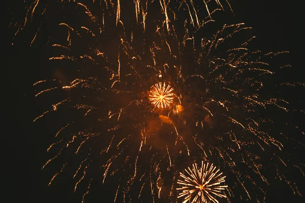 Fogos de artifício festivos de ouro close-up em um fundo preto. Abstrato — Fotografia de Stock