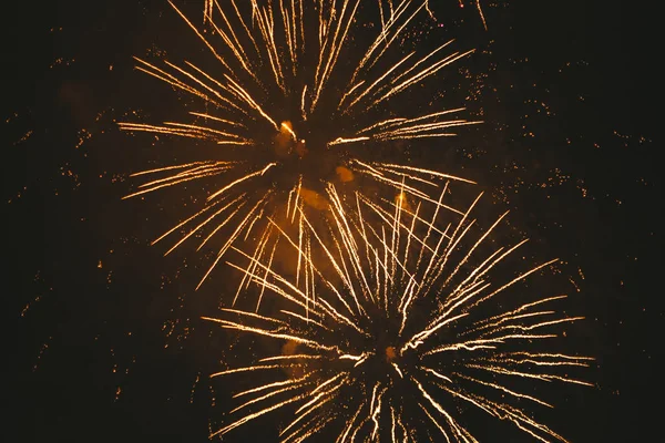 Close-up Gold festliches Feuerwerk auf schwarzem Hintergrund. Abstrakt — Stockfoto