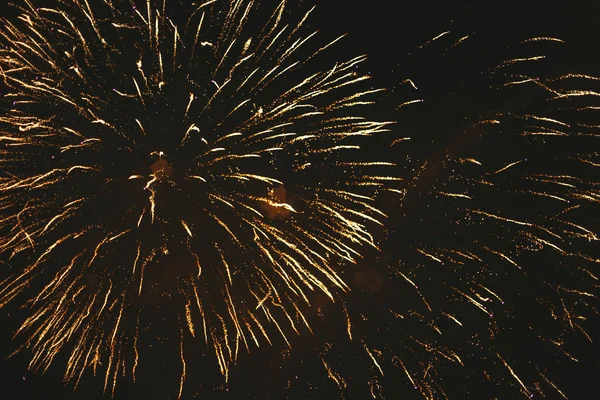 Fogos de artifício festivos de ouro close-up em um fundo preto. Abstrato — Fotografia de Stock