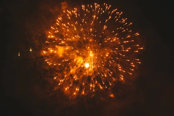 Close-up Gold festliches Feuerwerk auf schwarzem Hintergrund. Abstrakt — Stockfoto