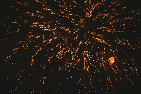 Fogos de artifício festivos de ouro close-up em um fundo preto. Abstrato — Fotografia de Stock