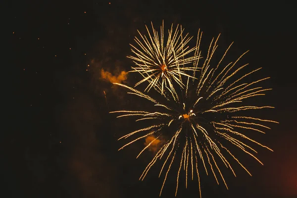 Close-up Gold festliches Feuerwerk auf schwarzem Hintergrund. Abstrakt — Stockfoto