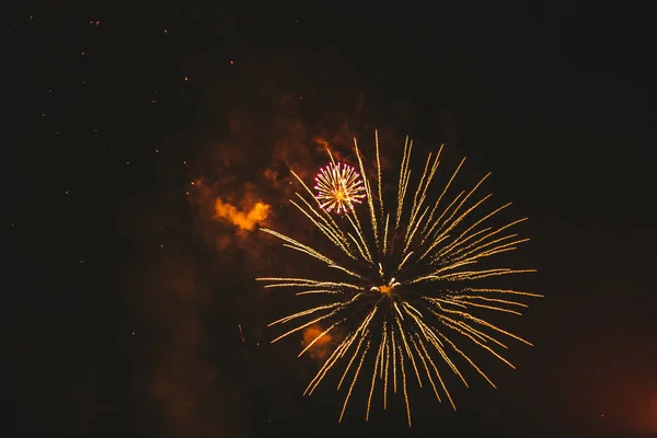 Close-up Gold festliches Feuerwerk auf schwarzem Hintergrund. Abstrakt — Stockfoto