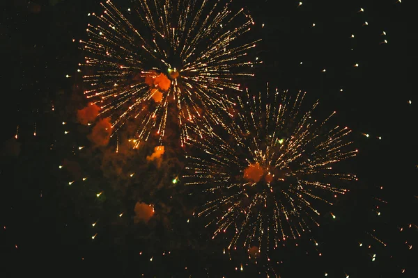 Close-up Gold festliches Feuerwerk auf schwarzem Hintergrund. Abstrakt — Stockfoto