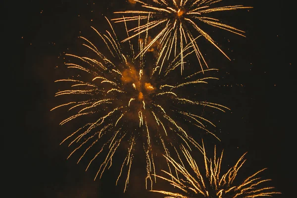 Close-Up arany ünnepi tűzijáték fekete háttér. Absztrakt — Stock Fotó
