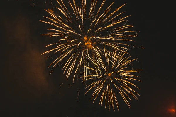 Fogos de artifício festivos de ouro close-up em um fundo preto. Abstrato — Fotografia de Stock