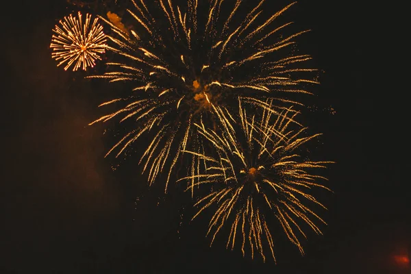 Close-up Gold festliches Feuerwerk auf schwarzem Hintergrund. Abstrakt — Stockfoto