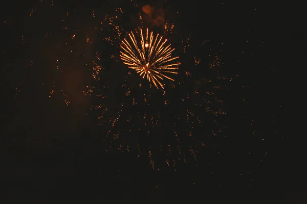 Fogos de artifício festivos de ouro close-up em um fundo preto. Abstrato — Fotografia de Stock