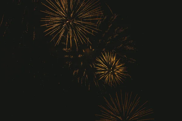 Acercamiento fuegos artificiales festivos dorados sobre un fondo negro. Abstracto —  Fotos de Stock