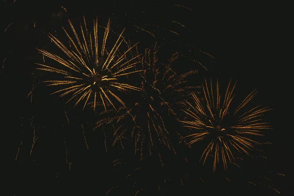 Fogos de artifício festivos de ouro close-up em um fundo preto. Abstrato — Fotografia de Stock