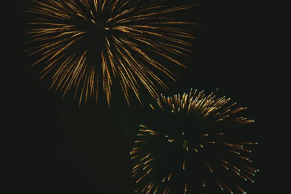 Fogos de artifício festivos de ouro close-up em um fundo preto. Abstrato — Fotografia de Stock