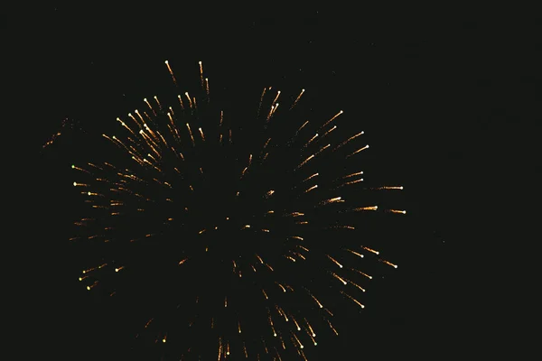 Close-up goud feestelijk vuurwerk op een zwarte achtergrond. Abstract — Stockfoto