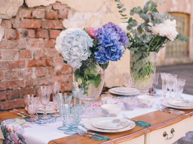 Dekor ve masa ayarı bir yemek veya tatil için. Sofra Takımları 