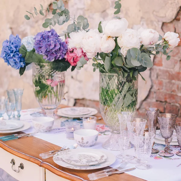 A decoração e a mesa para uma refeição ou umas férias. Produtos de mesa Fotos De Bancos De Imagens