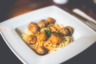 Bir köfte ve domates sosu ile spagetti makarna yakın çekim