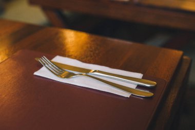 Yakın çekim çatal ve bıçak bir masanın üzerinde peçete yalan