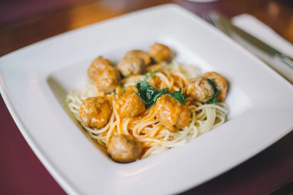 Bir köfte ve domates sosu ile spagetti makarna yakın çekim