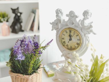 Melekler ile zarif bir saat yakın çekim, vadinin zambaklar bir