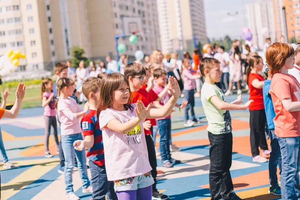 Moskova, Rusya - 22 Mayıs 2019: Okulda dans eden çocuklar