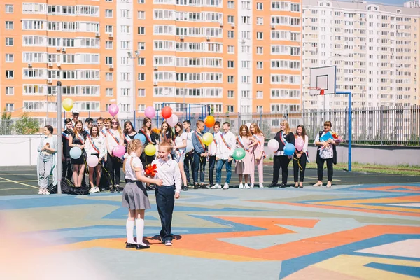 Moskova, Rusya - 22 Mayıs 2019: Schoolchildren erkek ve kız ring t