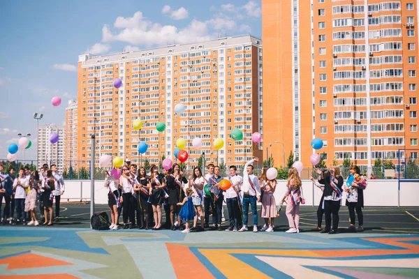 Moscou, Rússia - 22 de maio de 2019: Graduados da escola estão em t Fotos De Bancos De Imagens