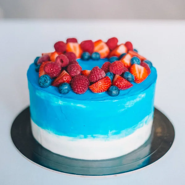 Крупный план праздничный голубой и белый торт украшен фруктами: стра — стоковое фото